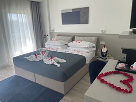 Una camera d'albergo con un letto, una scrivania e una sedia.
