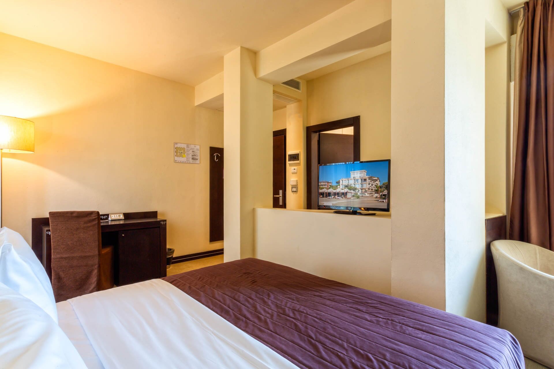 standard double or twin room | premium bedding, minibar, in-room safe, desk