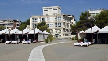 På stranden, strandtelt (mot et tillegg) og strandhåndklær