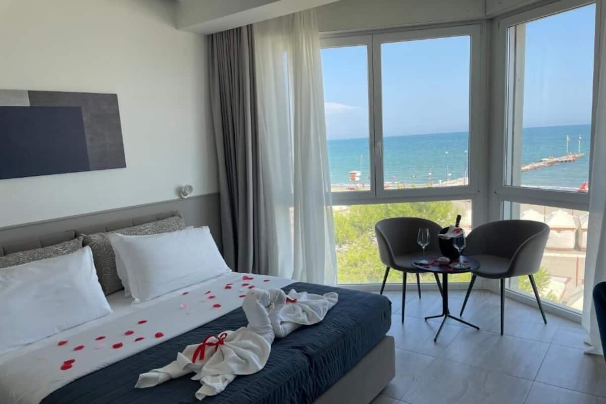 Phòng đôi Deluxe, quang cảnh biển | Bộ đồ giường cao cấp, minibar, két bảo mật tại phòng, bàn