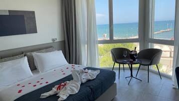 Chambre Double Deluxe, vue mer | Literie de qualité supérieure, minibar, coffres-forts dans les chambres