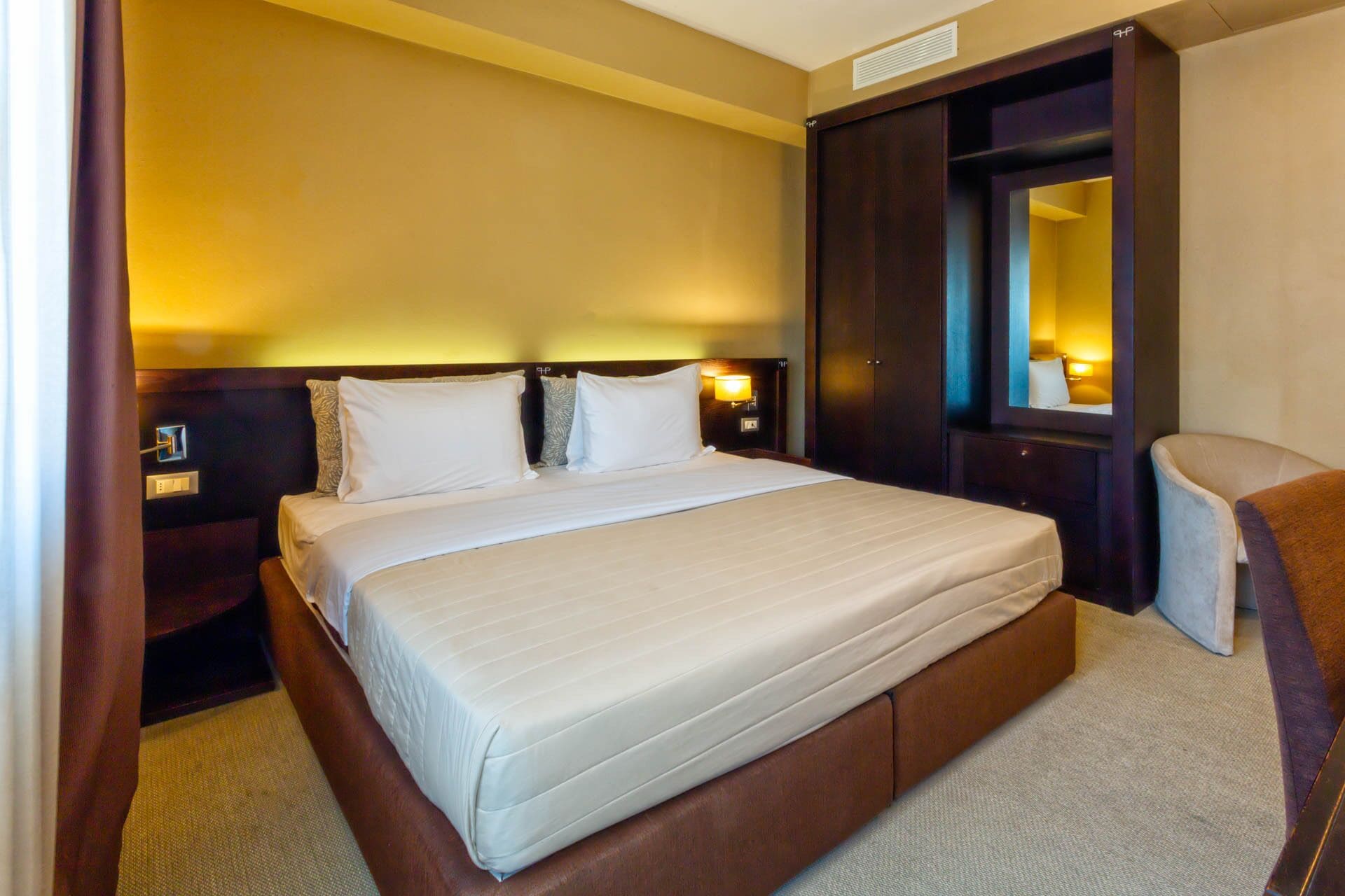 standard double or twin room | premium bedding, minibar, in-room safe, desk