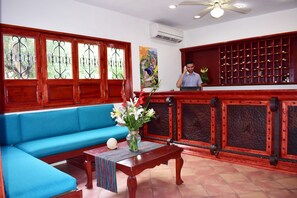 Quầy tiếp tân