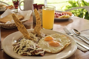 Daily continental breakfast (MXN 200 per person)