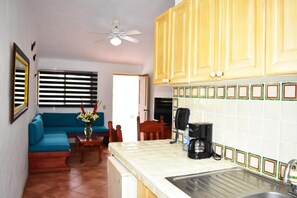 Suite Two Bedroom | Servicio de comidas en la habitación