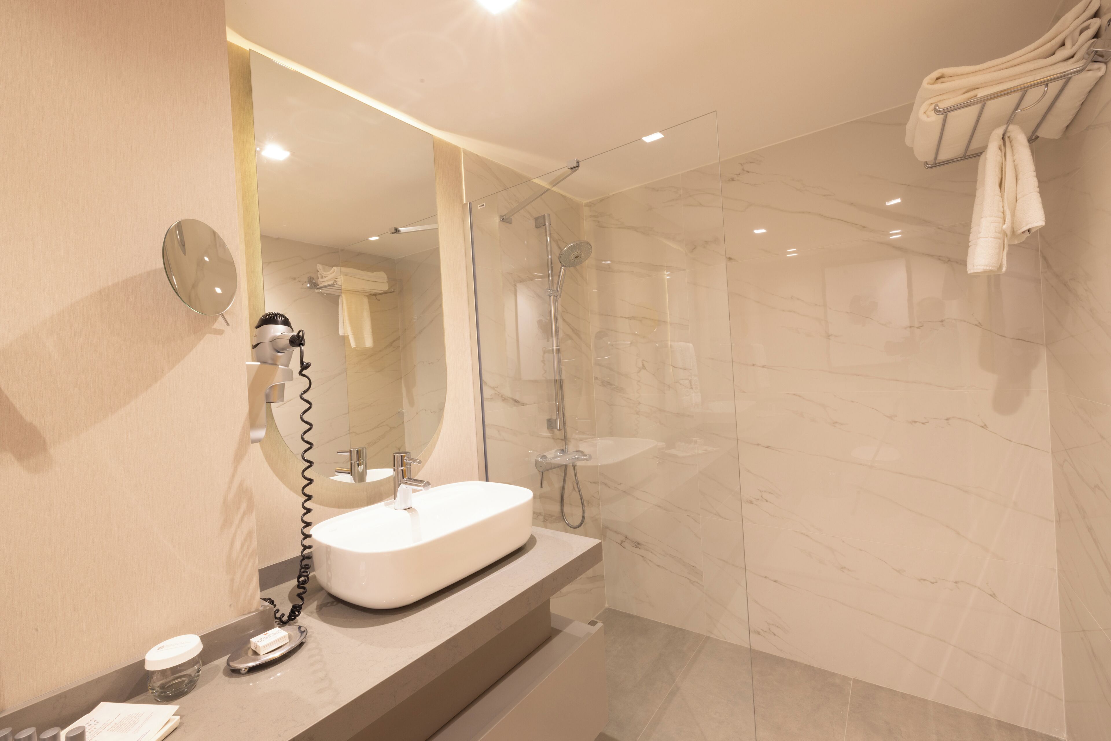 combined shower/bathtub, rainfall showerhead, free toiletries