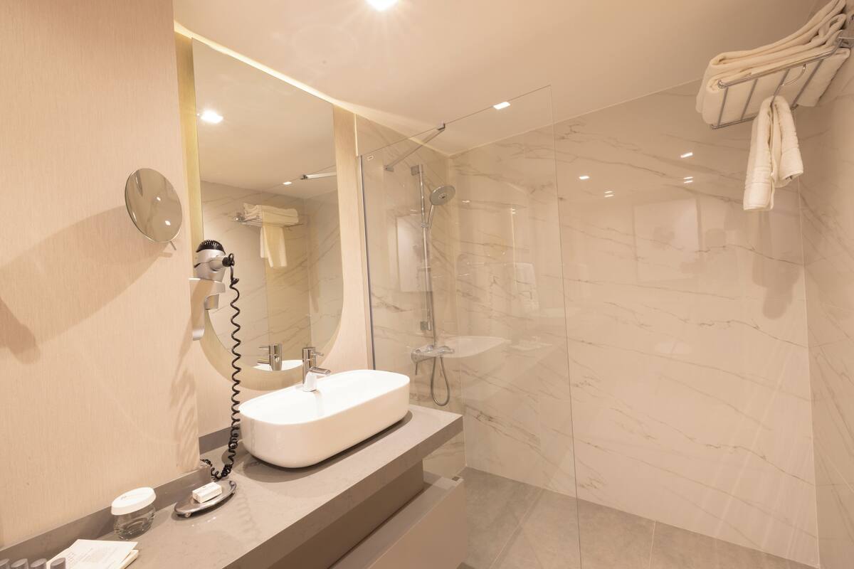 combined shower/bathtub, rainfall showerhead, free toiletries