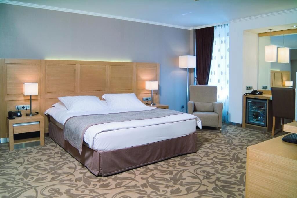 Down comforters, minibar, in-room safe, desk