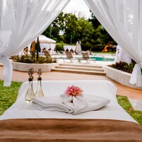 Una piscina al aire libre de temporada, sombrillas