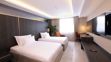 1 habitación, cubrecamas, minibar y caja de seguridad en la habitación