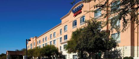 A hotel with a sign reading "Fairfield Inn & Suites".