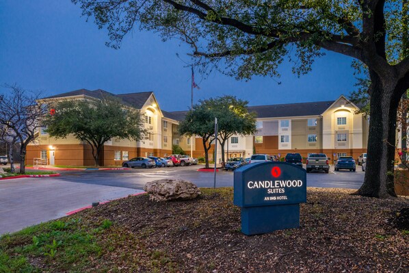 A hotel sign with the name "Candlewood Suites" and the text "An Ig Hotel". - Candlewood Suites Austin-Round Rock by IHG (Round Rock)