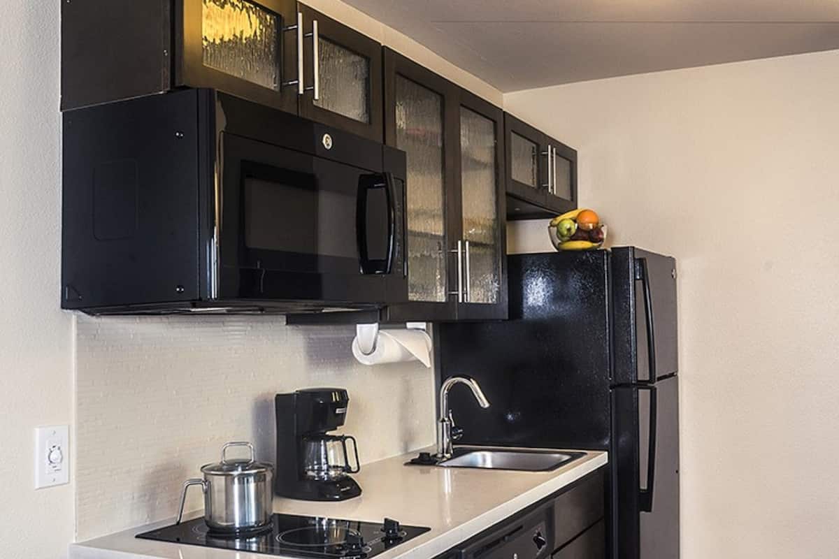 Full-size fridge, microwave, dishwasher, coffee/tea maker