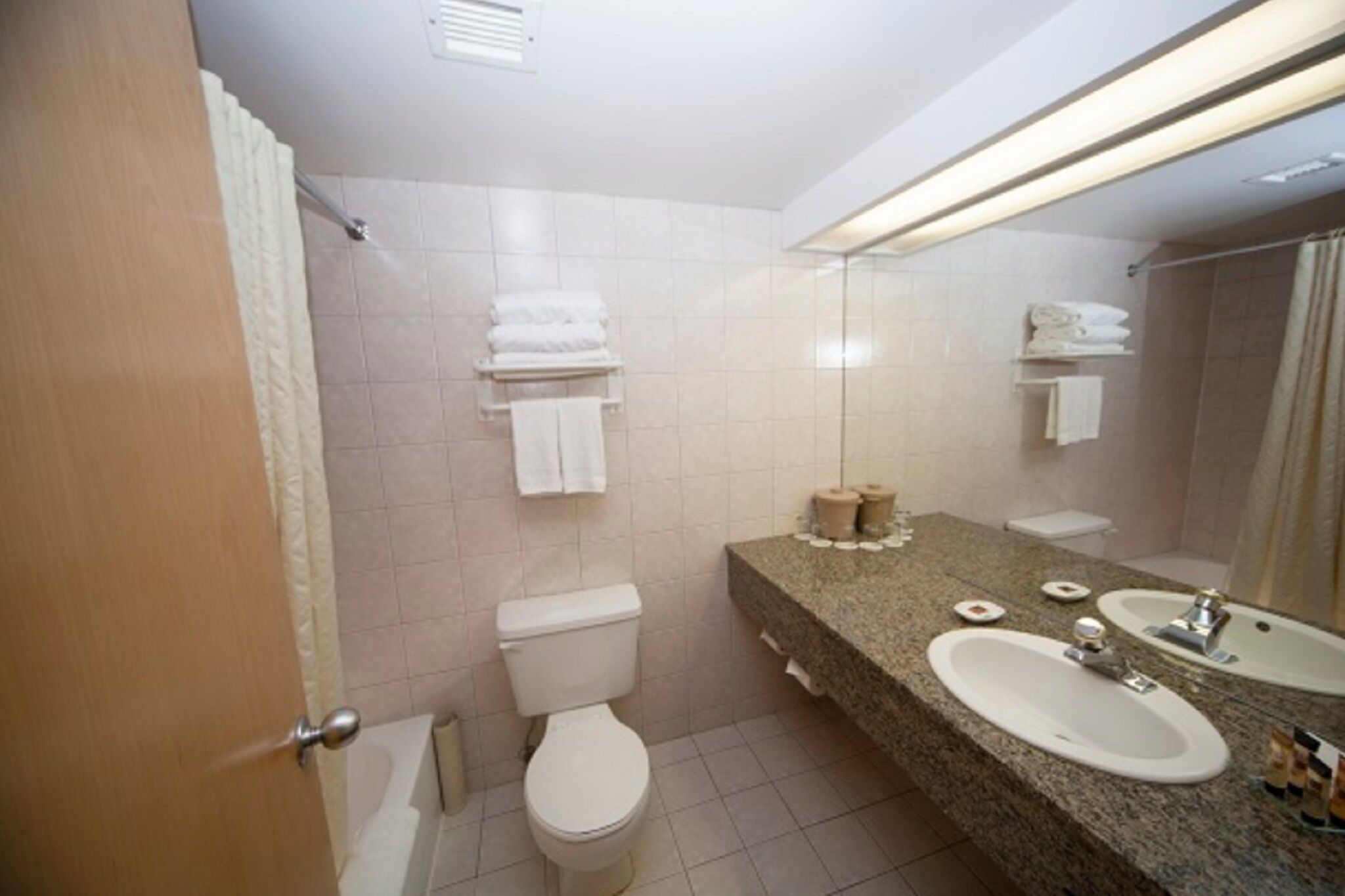 Baño | Amenidades de baño gratuitas, secadora de cabello, toallas, jabón 