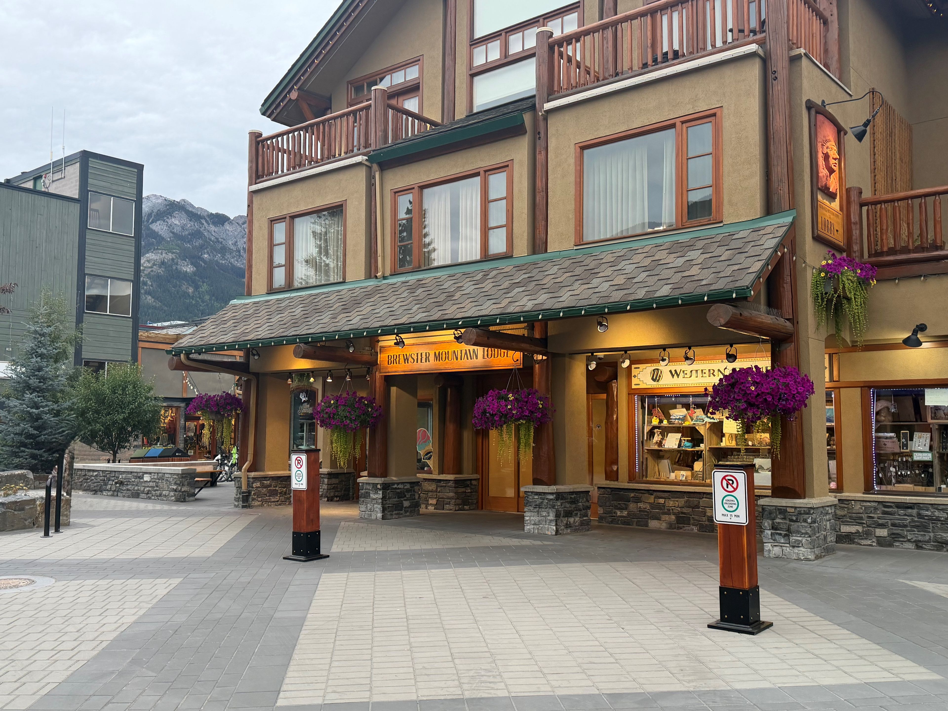 A hotel with a traditional facade, a covered entrance, and a sign indicating a maximum stay of 15 days.