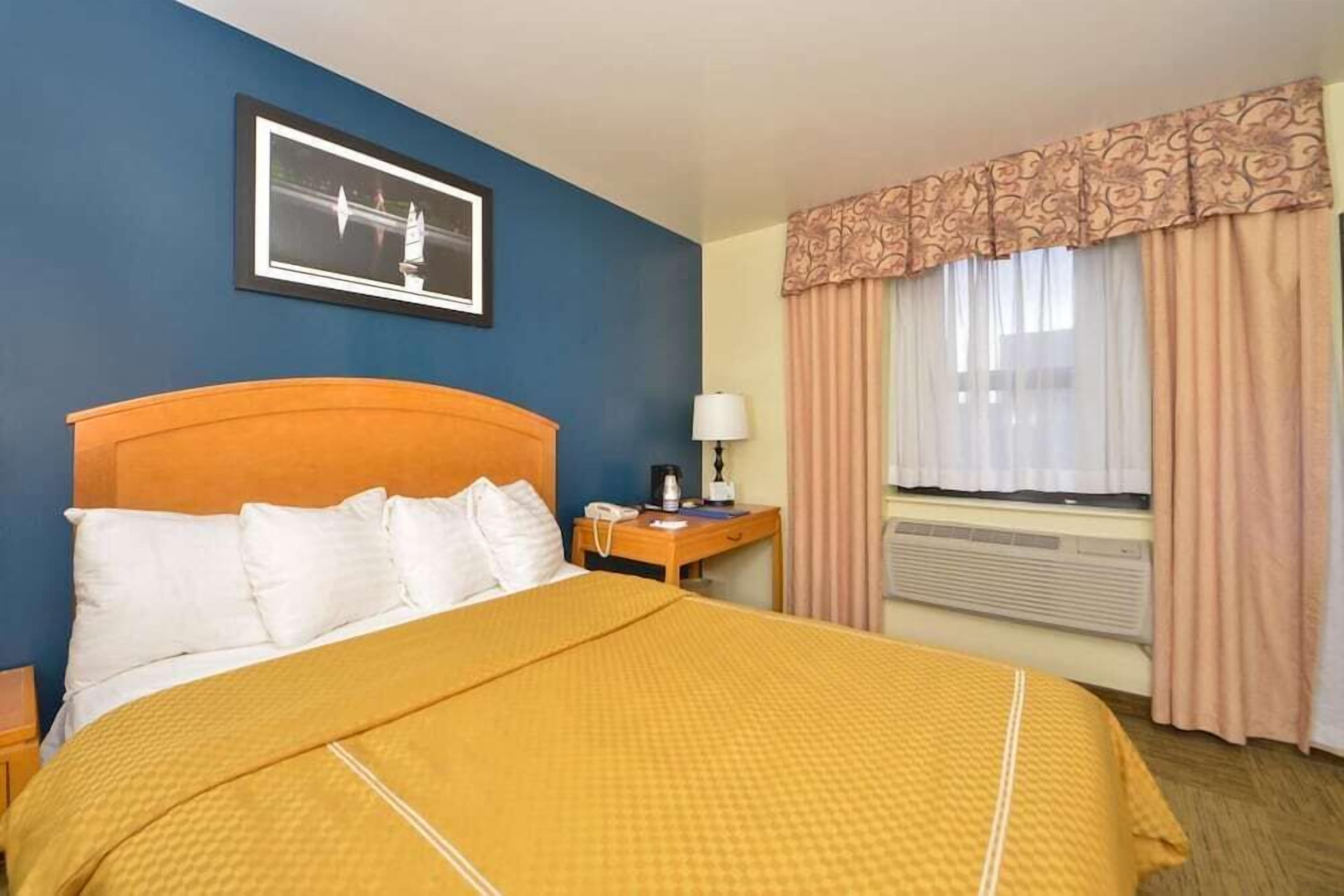 Tempur-Pedic beds, in-room safe, desk, blackout drapes