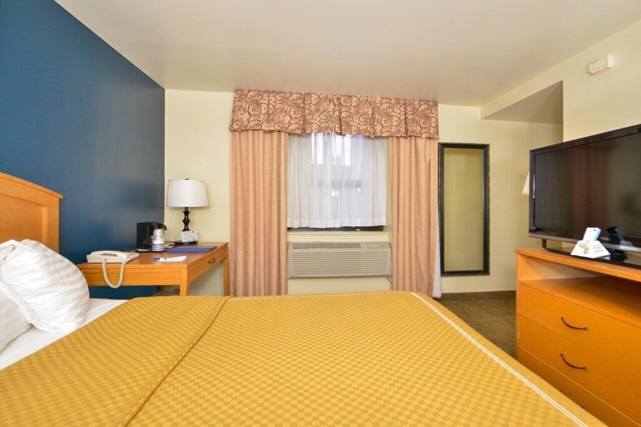 Tempur-Pedic beds, in-room safe, desk, blackout drapes