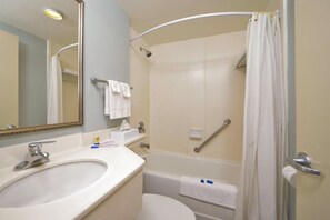 Suihkun ja ammeen yhdistelmä, ilmaiset hygieniatuotteet, hiustenkuivaaja