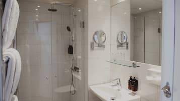 Superior Room, 1 Double Bed | Bathroom | Hair dryer, towels