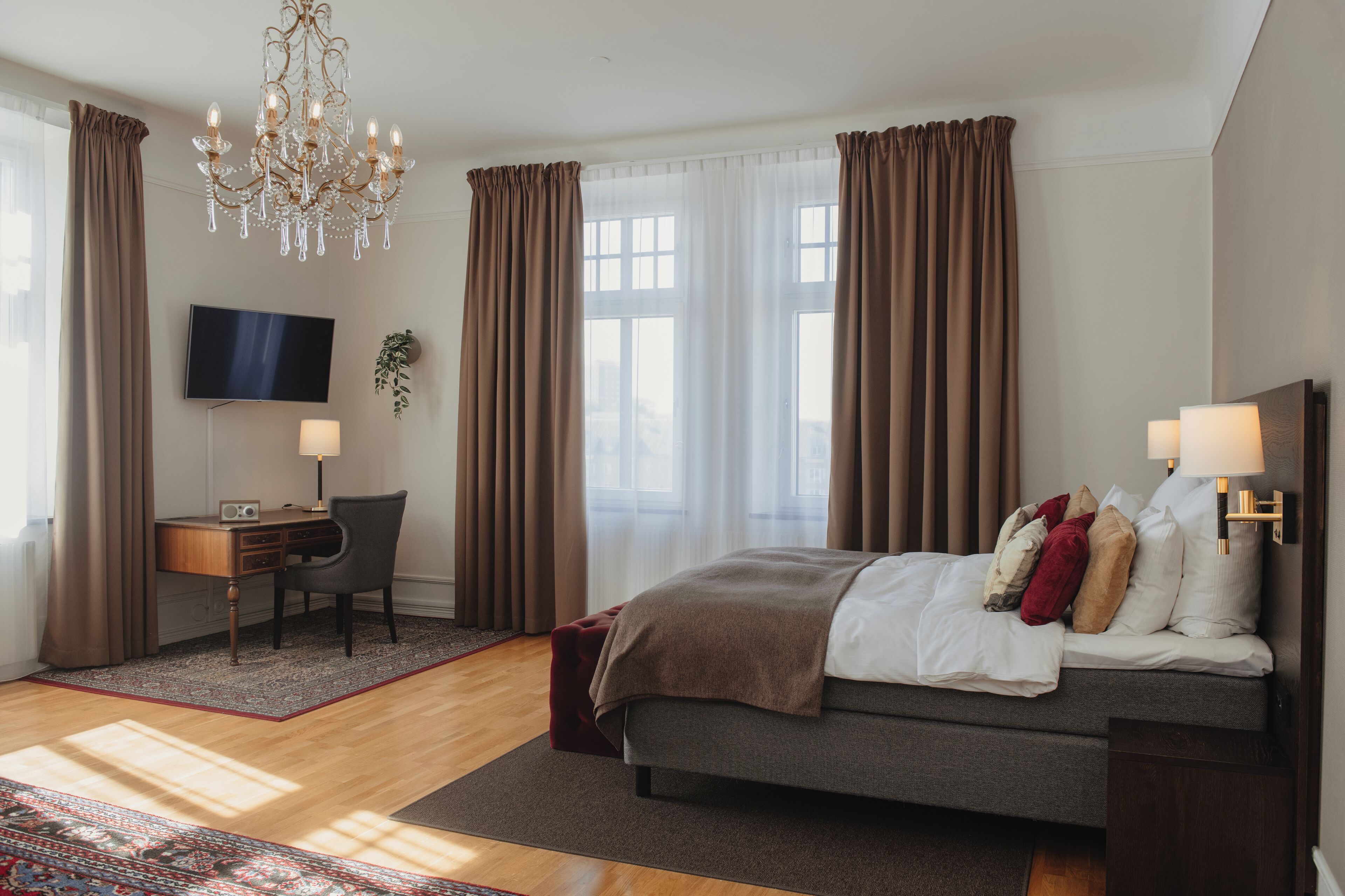 Junior Suite, Non Smoking | Individually decorated, individually furnished, bed sheets