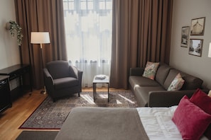 Deluxe Room, Multiple Beds | Individually decorated, individually furnished, bed sheets