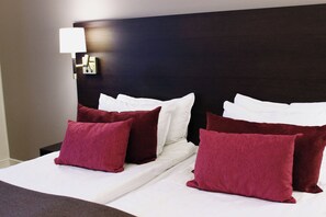 Decoración personalizada, muebles diferentes y ropa de cama 