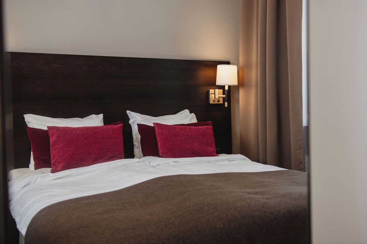 Individually decorated, individually furnished, bed sheets