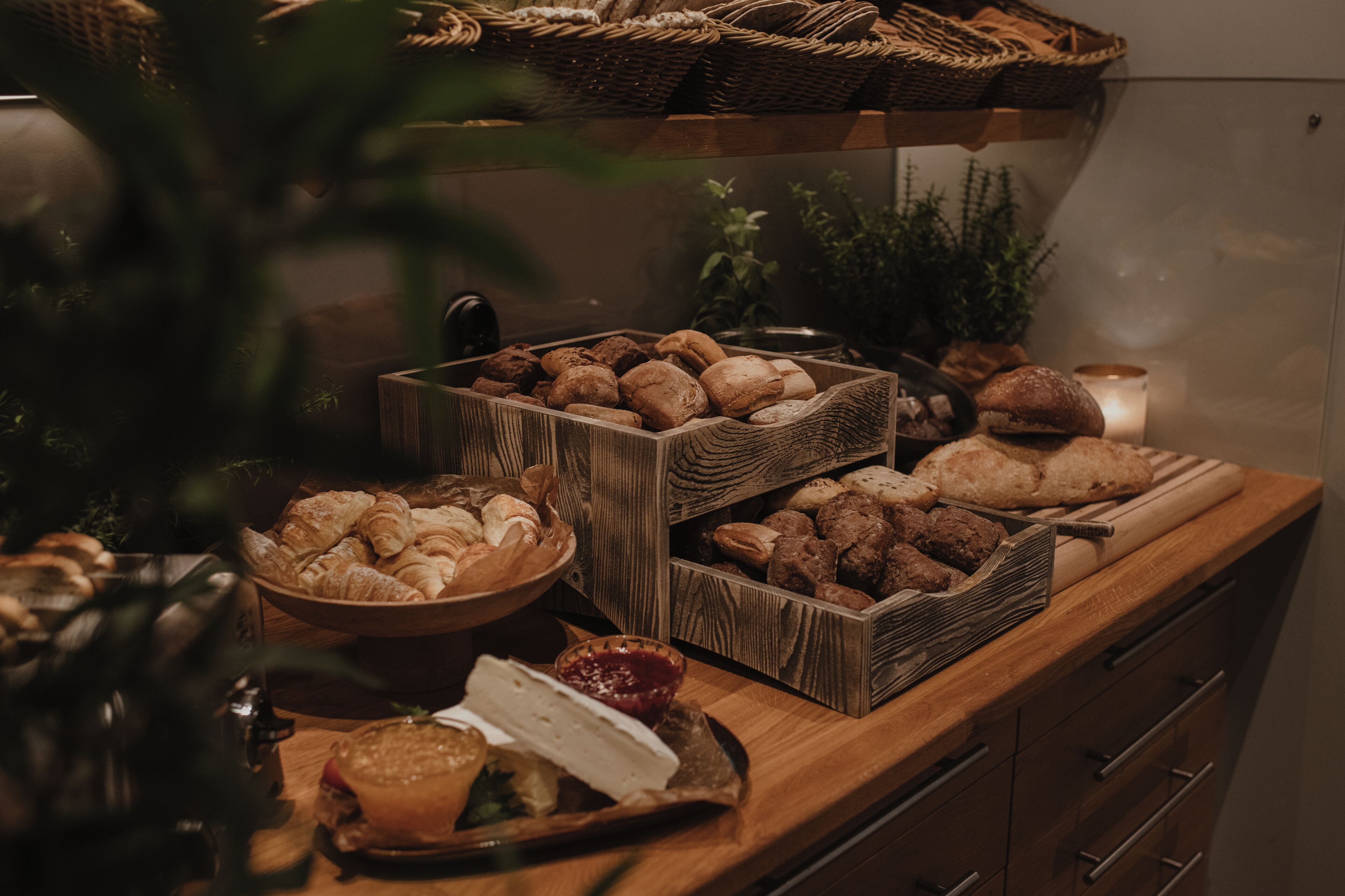 Een buffet met diverse gebakjes en een kaars.