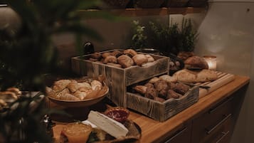 Un bufé con diversas opciones de panadería y una vela.