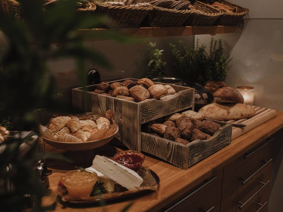 Un bufé con diversas opciones de panadería y una vela.