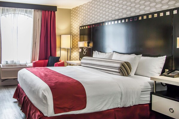 Habitación junior, 1 cama Queen size | Edredón, cortinas blackout, tabla de planchar con plancha y wifi gratis 