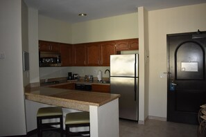 Fridge, microwave, dishwasher, coffee/tea maker