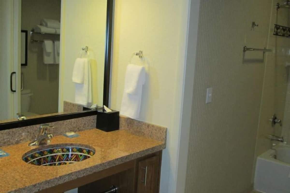 Combined shower/bathtub, designer toiletries, hair dryer, towels