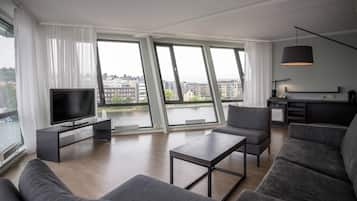 Senger med overmadrass, skrivebord, barnesenger og sengetøy