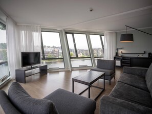 Pillow-top beds, desk, cots/infant beds, bed sheets