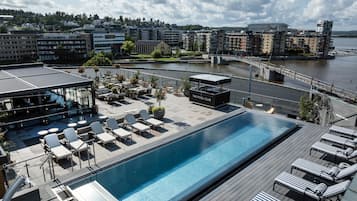Piscine extérieure, chaises longues