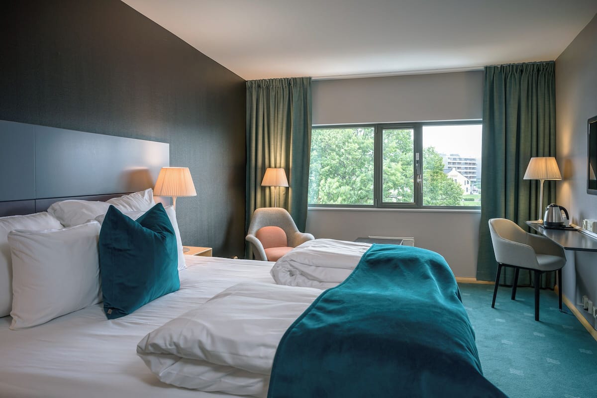 Chambre supérieure, 1 lit double, non-fumeur | Lit avec matelas à plateau-coussin, bureau, lit de bébé (supplément)