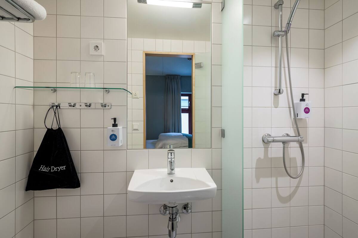 moderat (separate building)  | bathroom | hair dryer, towels