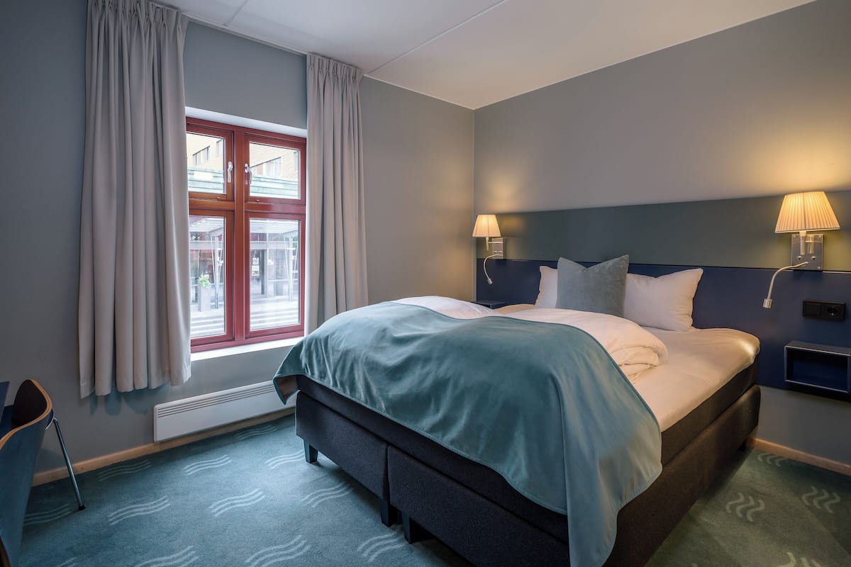 Surmatelas, bureau, lits bébé (en supplément), draps fournis