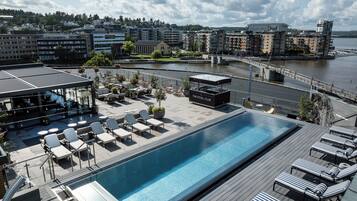 Una piscina al aire libre (de 07:30 a 11:00), tumbonas