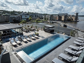 Piscine extérieure, chaises longues