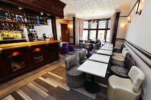 2 Bars/Lounges