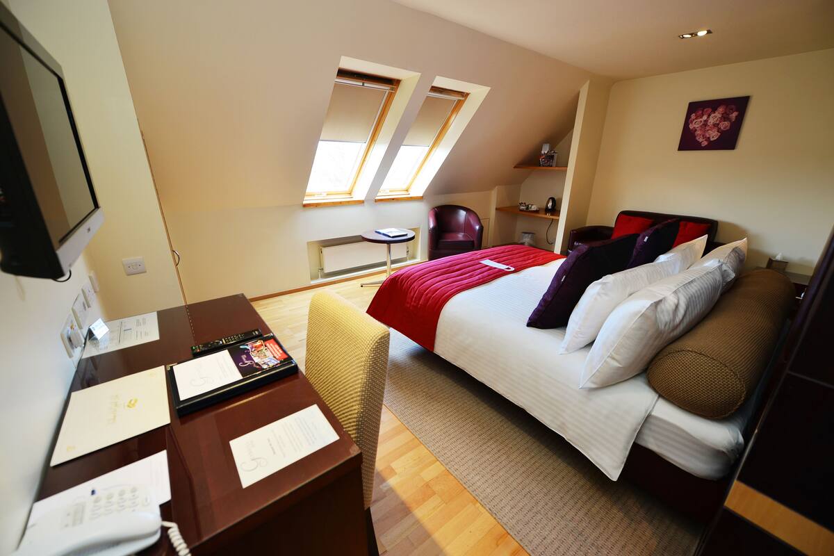 club king | 1 bedroom, premium bedding, desk, iron/ironing board