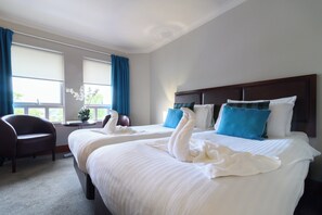 Standard Twin | Premium bedding, desk, iron/ironing board, free WiFi - Glynhill Hotel (Renfrew)