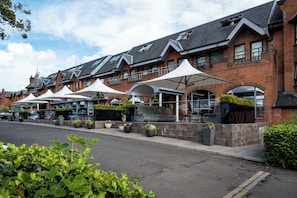 Outdoor wedding area - Glynhill Hotel (Renfrew)