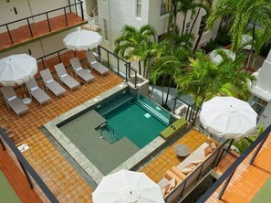 Piscine extérieure, parasols de plage, chaises longues