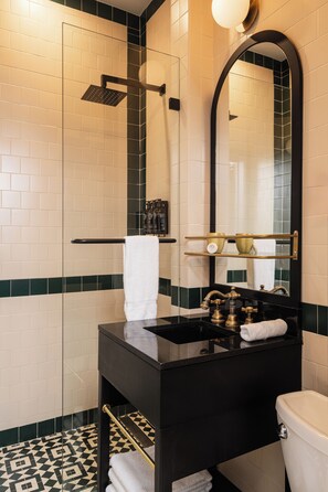 Douche, douche à « effet pluie », articles de toilette de luxe