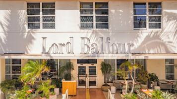 Vista frontal de la propiedad