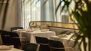 Frühstück, Mittagessen, mediterrane Küche, Blick auf den Pool