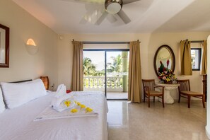 Deluxe Room, 1 King Bed, Pool View